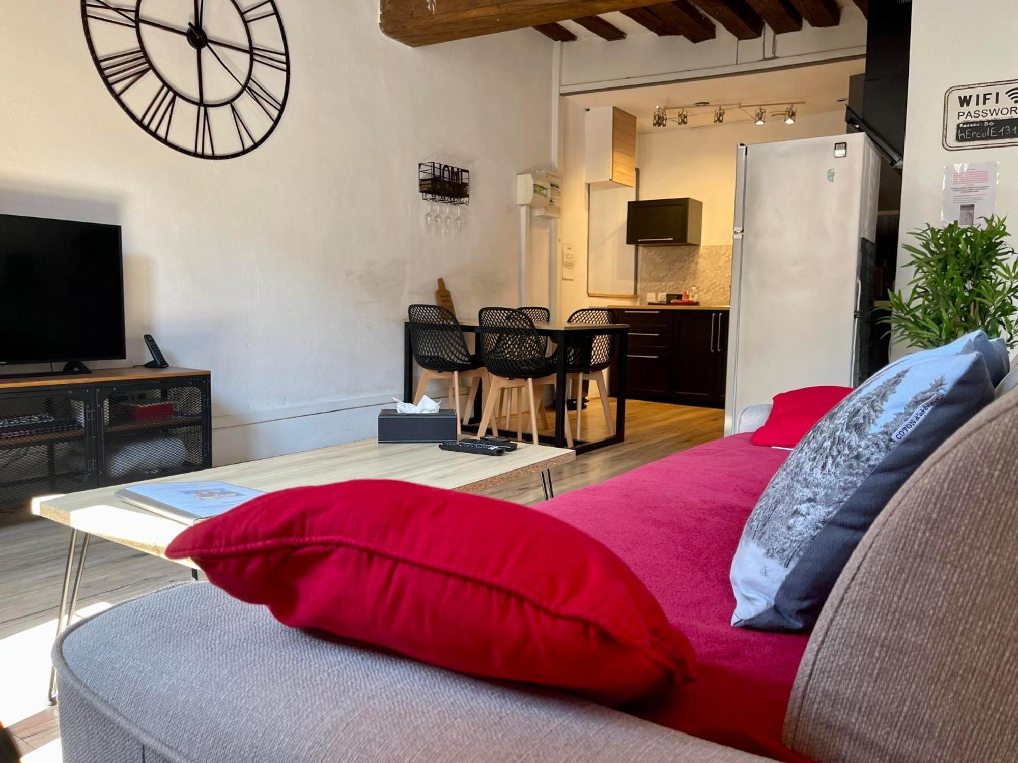 Appartements chez Delphine et Guillaume au coeur de Semur en Auxois Extérieur photo